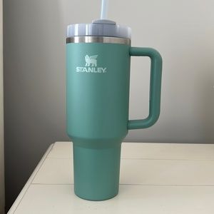 Stanley Quencher 2.0 40oz tumbler with handle
